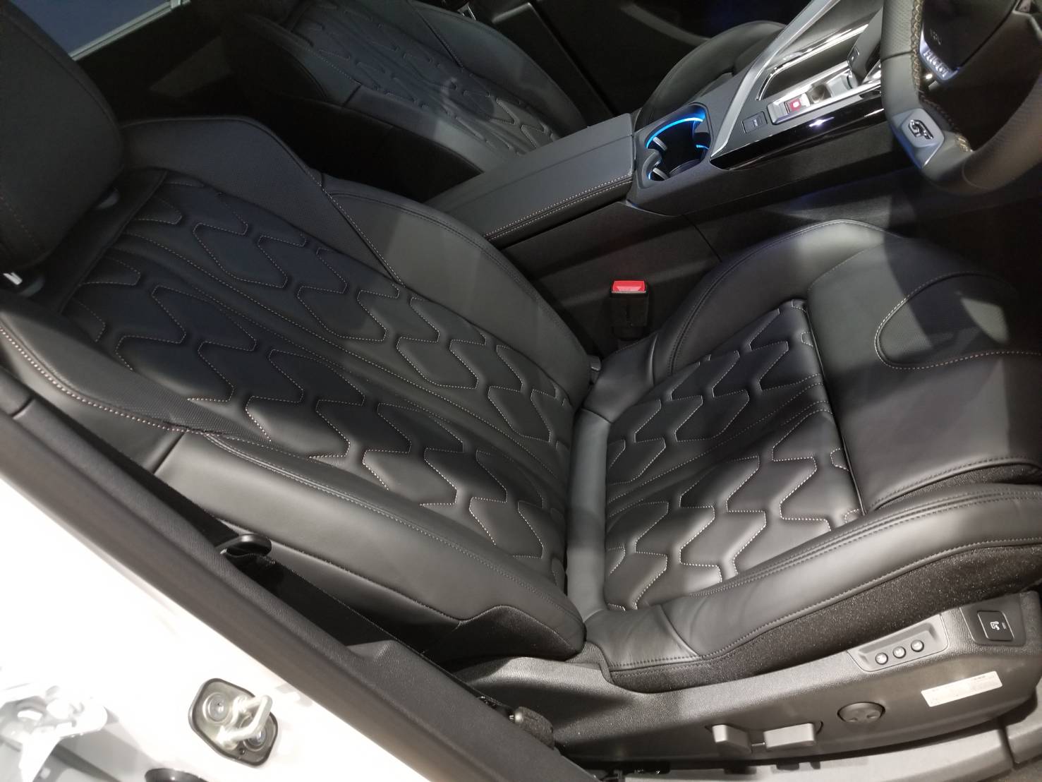 5008 GT leather pkg パール・ホワイト　ご納車。