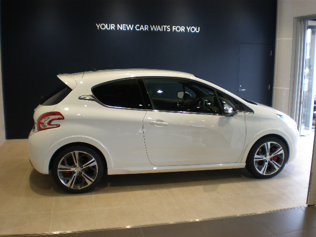 ビアンカホワイト２０８GTi納車