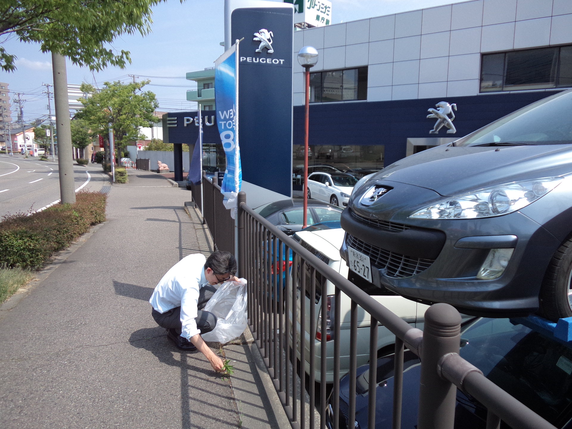 定例の近隣清掃にて♪