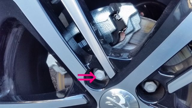 タイヤ付け替えの時期が参りました。