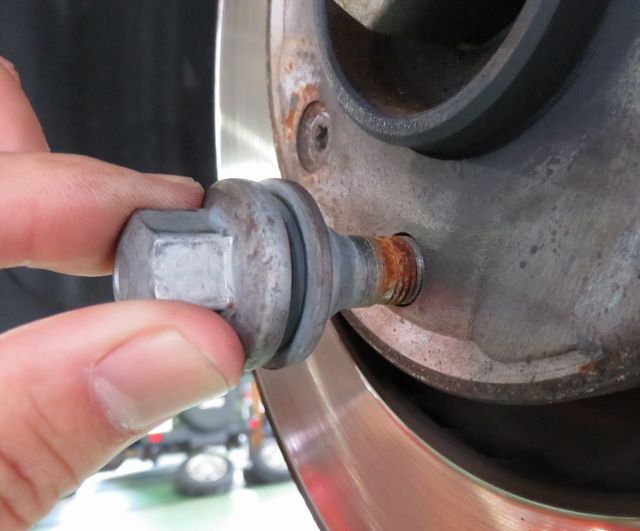 タイヤ付け替えの時期が参りました。