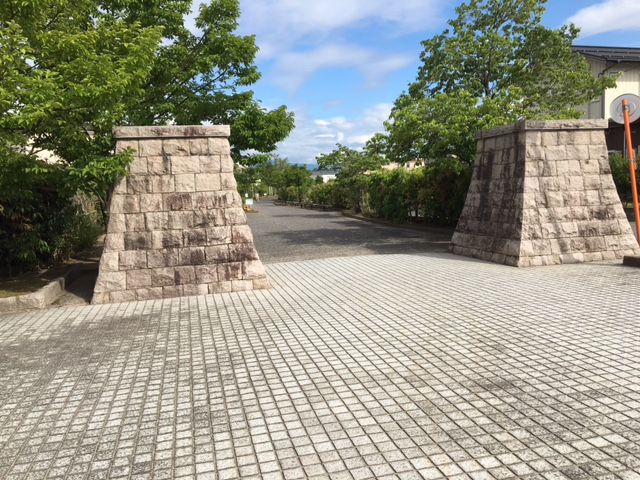 遊歩道を歩く