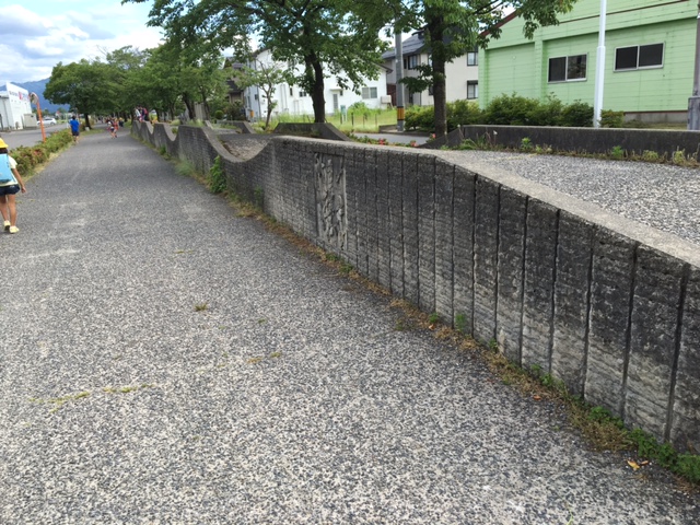 遊歩道を歩く