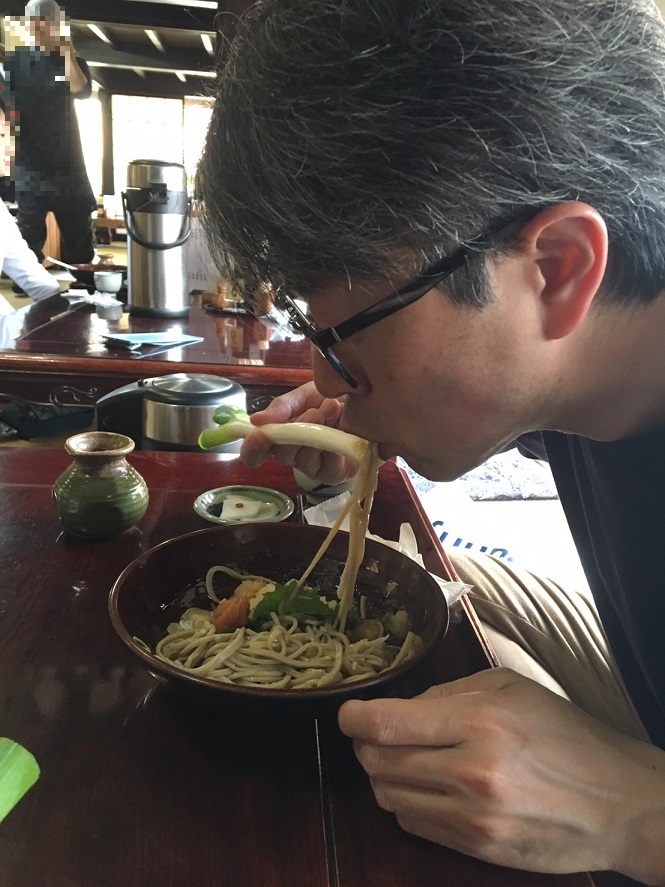 ねぎで蕎麦食べるところ