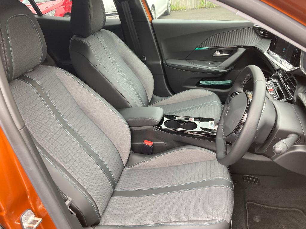 認定中古車　e-2008Allure フュージョン・オレンジ　のご案内