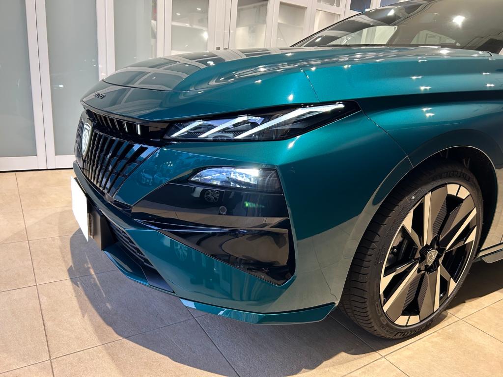 NEW 308 HYBRID 登場